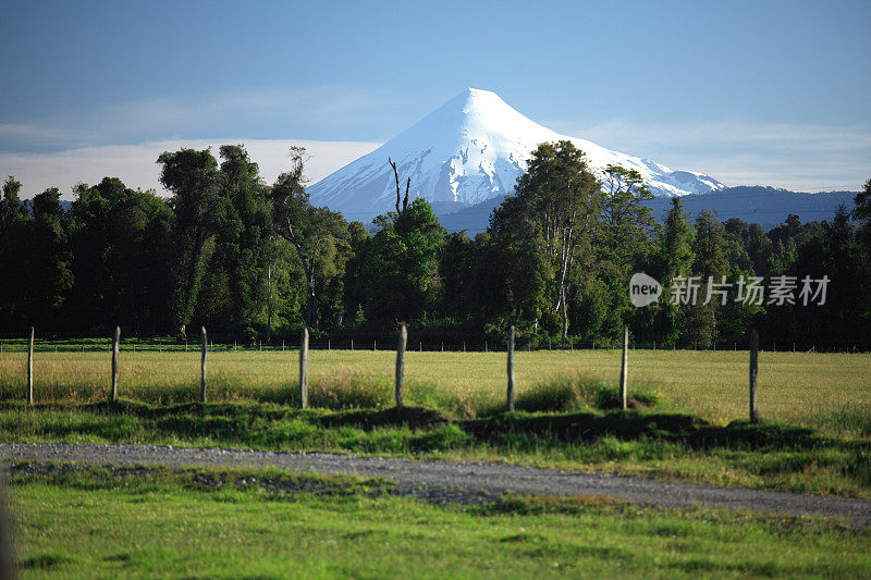 奥索尔诺火山的火山口在树木繁茂的区域后面