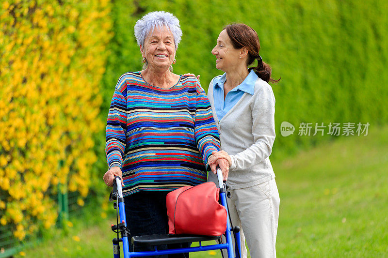 年长的女性和walker和看护者