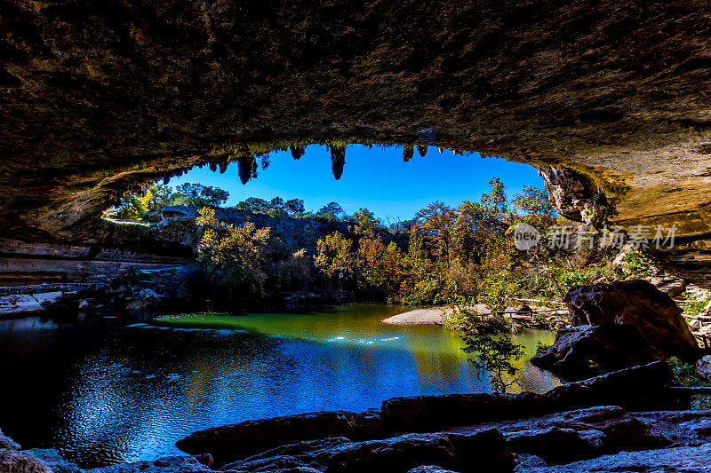 从洞穴里看美丽的汉密尔顿池，德克萨斯州。