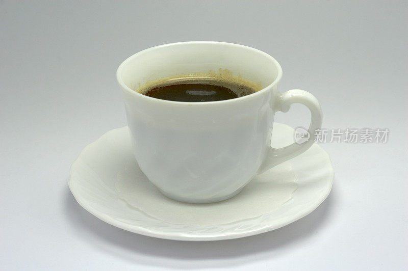 咖啡杯放在盘子上隔离