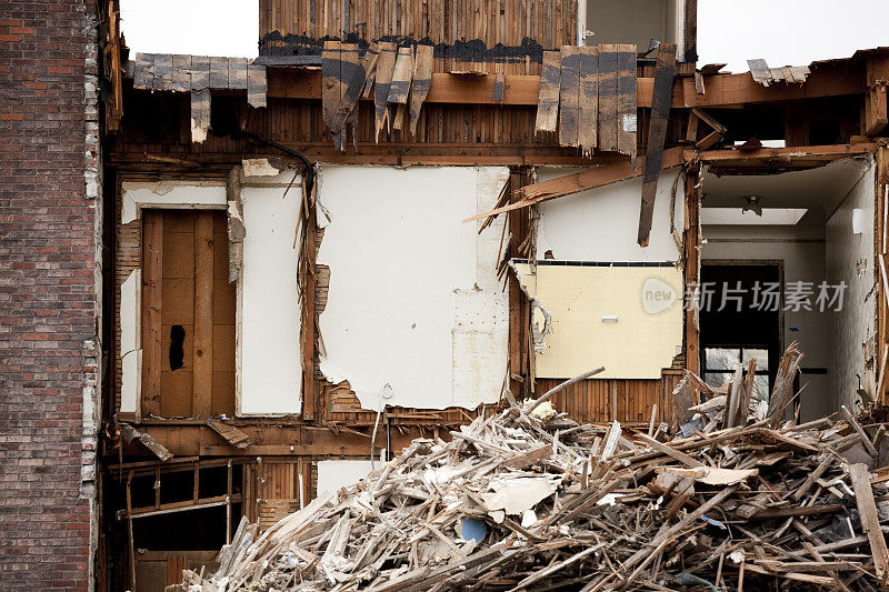 地震或自然灾害的破坏和后果;旧砖建筑