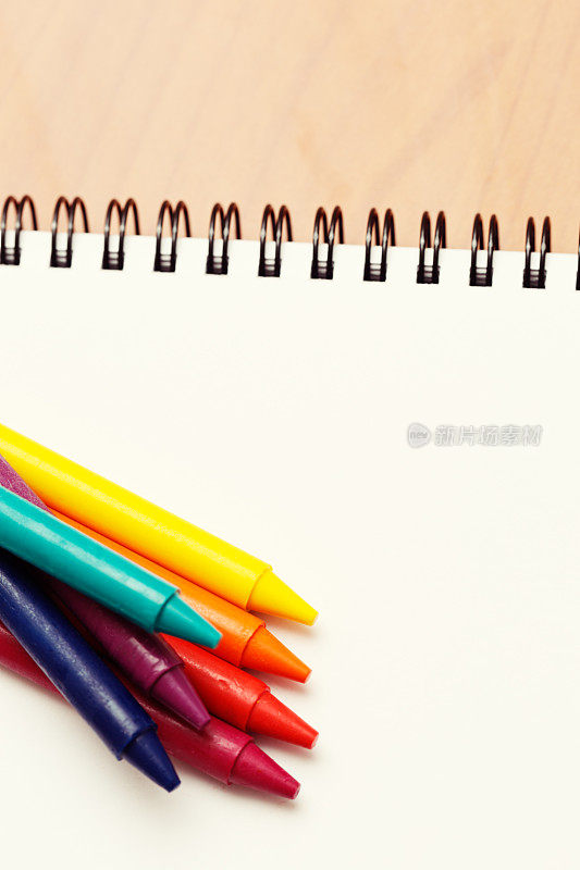 彩色蜡笔在螺旋装订的速写本上