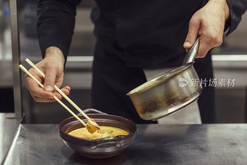 厨师装饰红咖喱虾