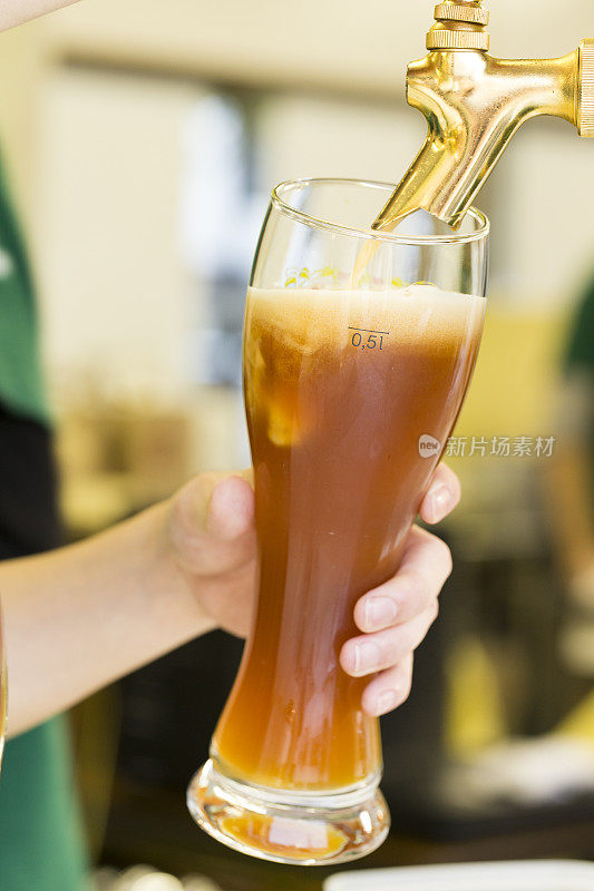 将生啤酒放入Weizen玻璃杯
