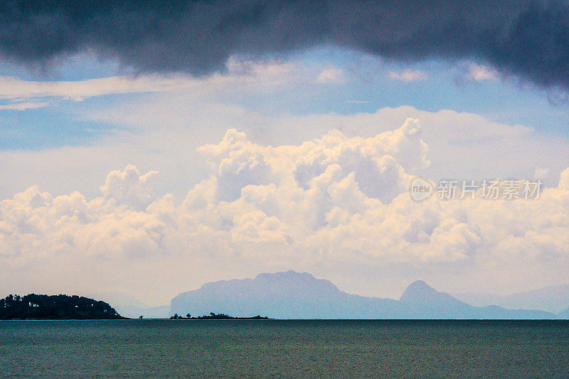 云类型:戏剧性的暴风雨天空，层云，积云，层积云在黄昏的兰大岛，甲米，泰国。