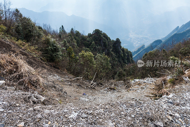 在暴风雨中，岩石滑坡造成破坏