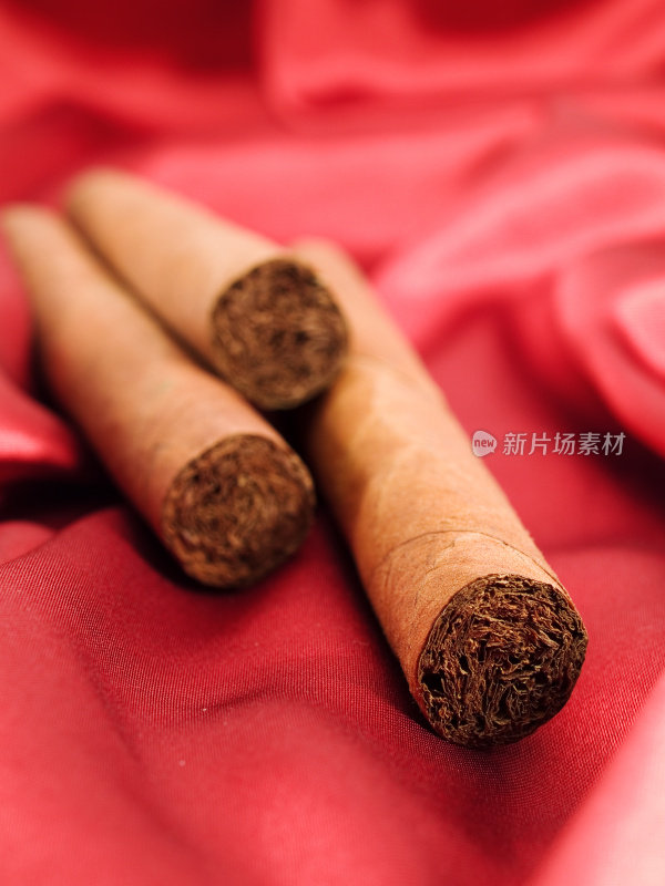 三支红缎子雪茄