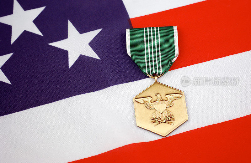 带美国国旗的美国陆军表彰奖章