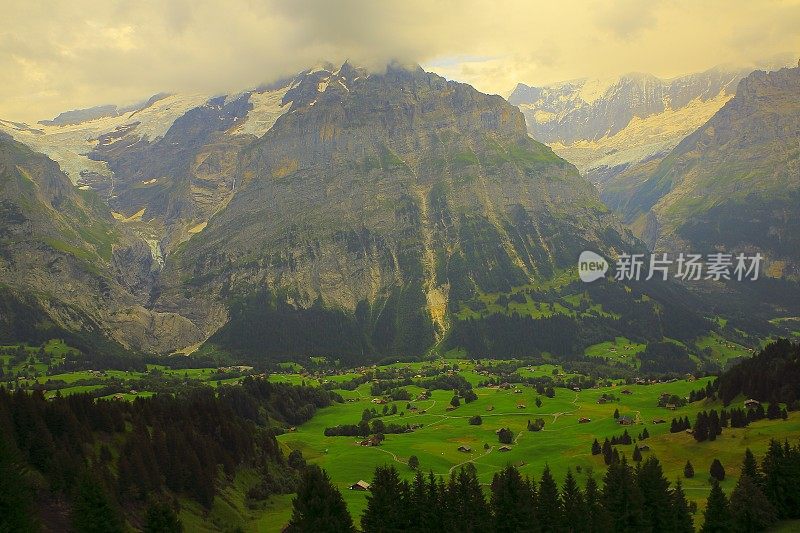 格林德沃田园诗般的山谷，村庄全景和Wetterhorn景观，瑞士阿尔卑斯山