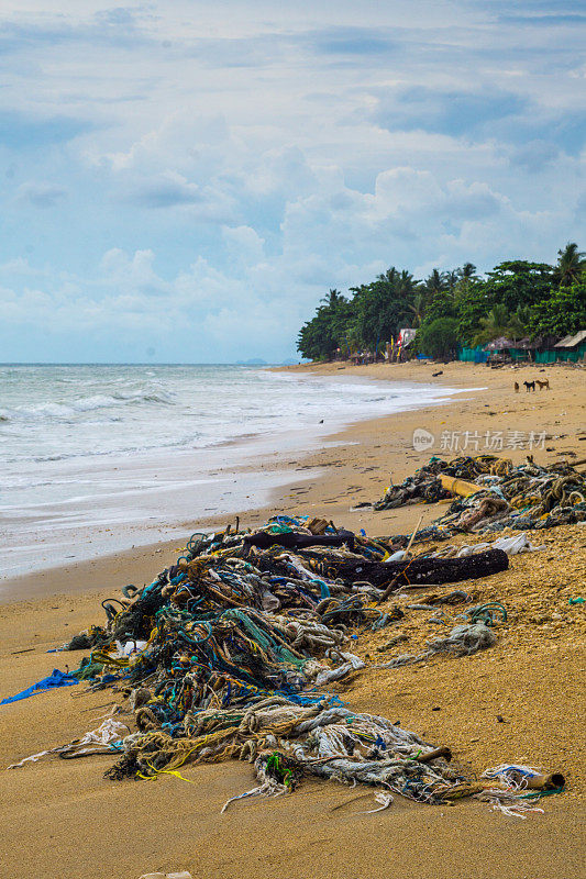 海滩上废弃的渔网对环境的破坏