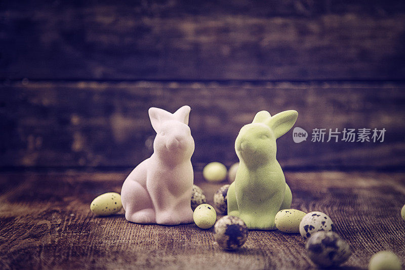 复活节彩蛋与复活节兔子装饰在木制的背景