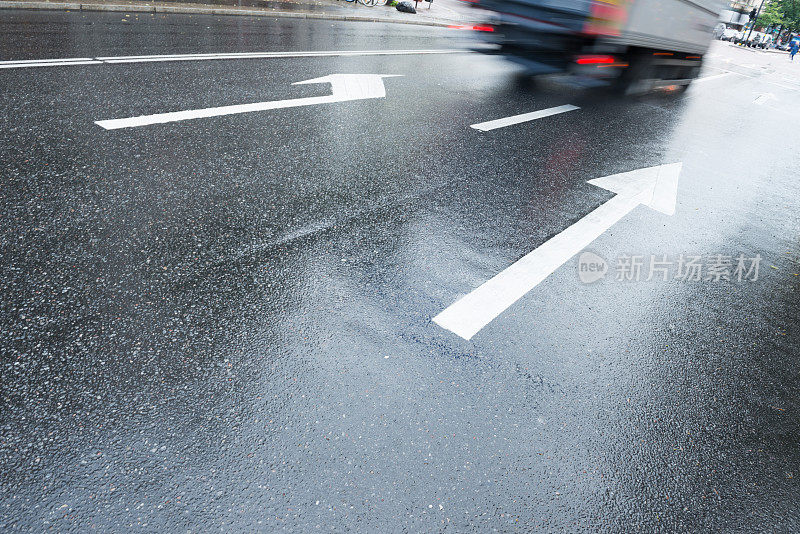 箭，运动模糊了雨中的卡车