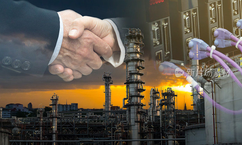 工业4.0概念。Industry4.0连接图标。双重曝光的商人男女握手与炼油工业日落背景
