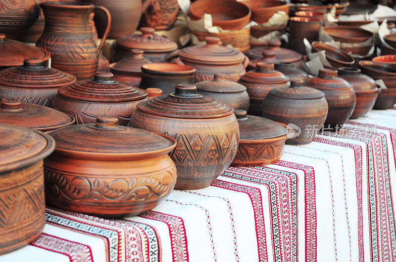 手工制作的陶器。传统的陶瓷壶。手工陶瓷陶器与陶瓷罐和粘土盘。