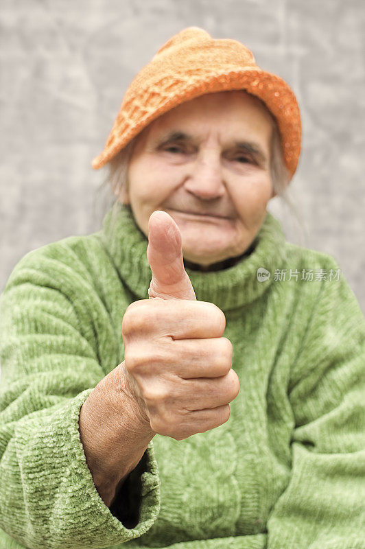 老妇人竖起大拇指