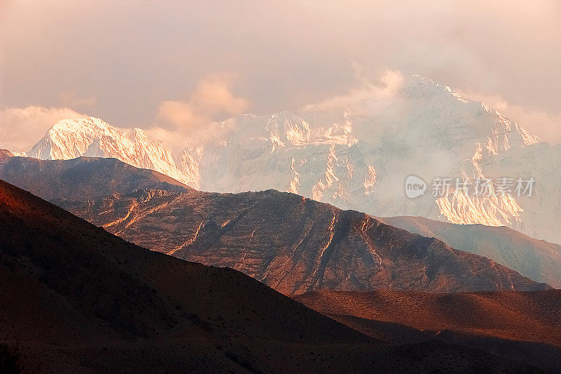 喜马拉雅山脉日落时的雪峰。尼泊尔。野马王国。