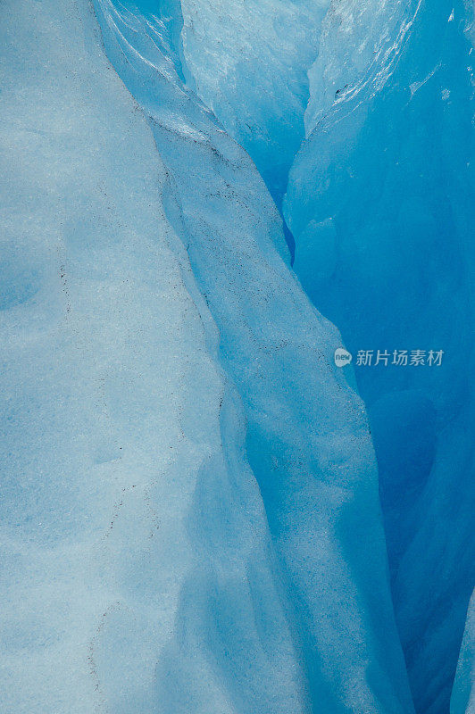 冰川内部的蓝色冰