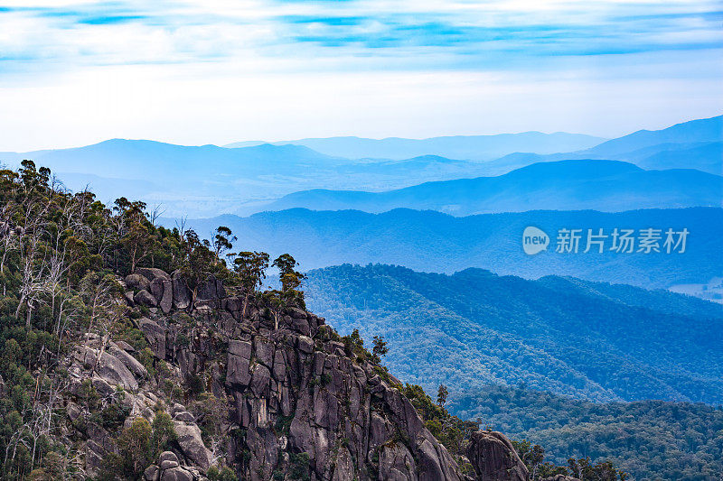 布法罗山国家公园-岩石和蓝色的山丘层。澳大利亚维多利亚