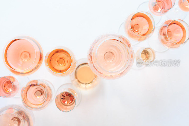 在品酒会上喝很多杯玫瑰葡萄酒。玫瑰葡萄酒的概念和品种