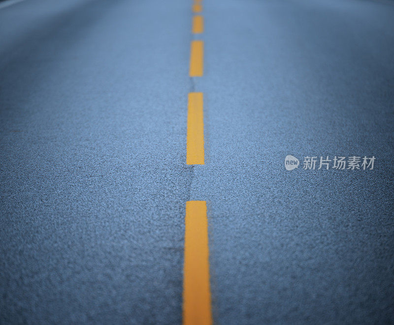 乡村公路上的黄色分界线