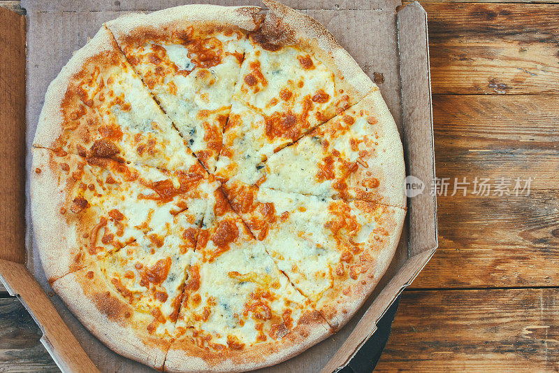 新鲜的披萨，纸板箱里的四份奶酪