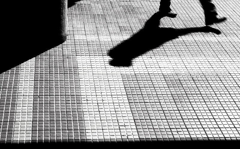 一个人走路的剪影和影子