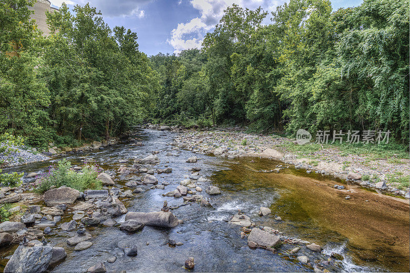和平的观点流动的河流在马里兰州，HDR