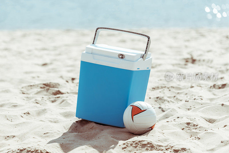 蓝色的冷藏箱和沙滩排球