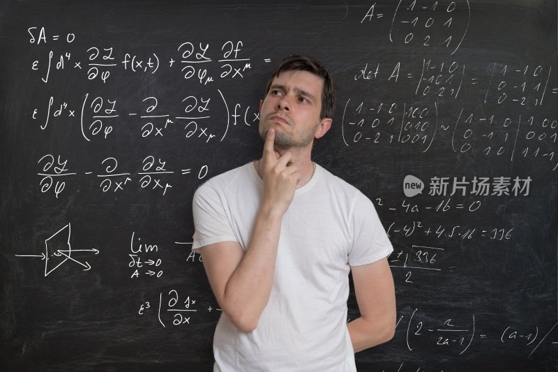 年轻的学生正在思考和解决数学问题。数学公式在黑板上的背景。