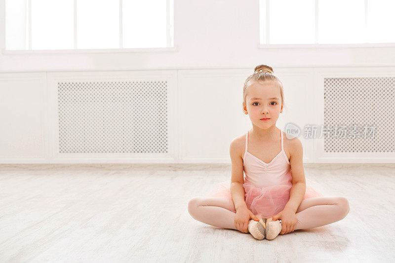 地板上小芭蕾舞女演员的肖像，复制空间