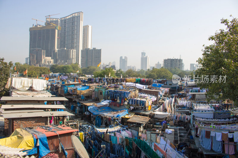 在印度孟买的邋遢社区工作，回收塑料和洗衣服