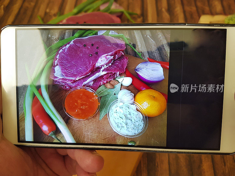 手智能手机拍照的食物肉类