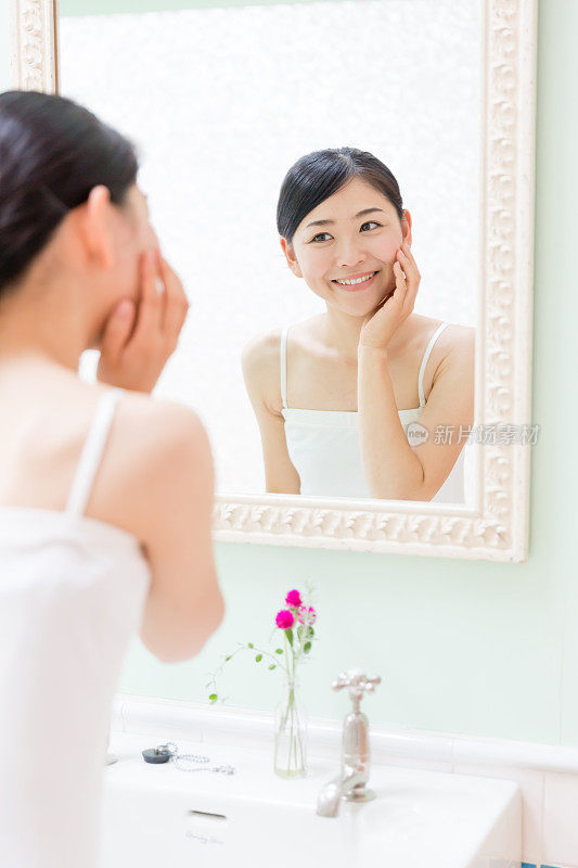 年轻的亚洲女人在盥洗室