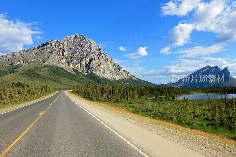 道尔顿高速公路与山脉，从费尔班克斯到普拉德霍湾，阿拉斯加，美国