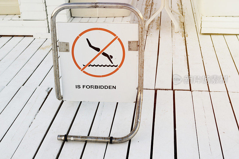 克罗默码头禁止潜水的标志