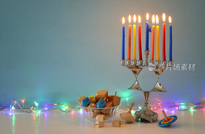犹太节日光明节的背景与烛台(传统的烛台)和蜡烛。