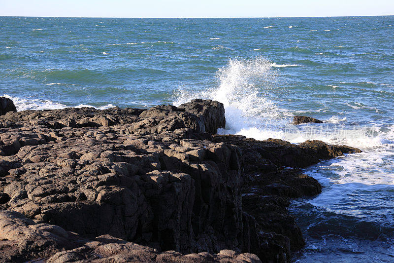 海浪拍打着海岸