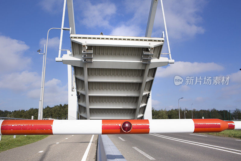 荷兰路标和交通灯——吊桥