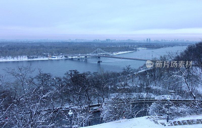 冬季的基辅、第聂伯河和人行桥