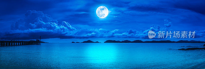 全景的天空与满月在海景到晚上。