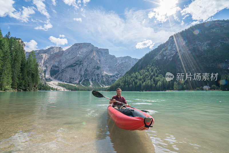 在意大利的山湖上划独木舟的白人男性