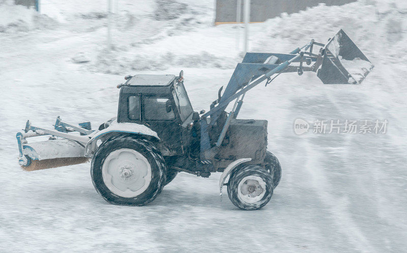 拖拉机清理溜冰场积雪