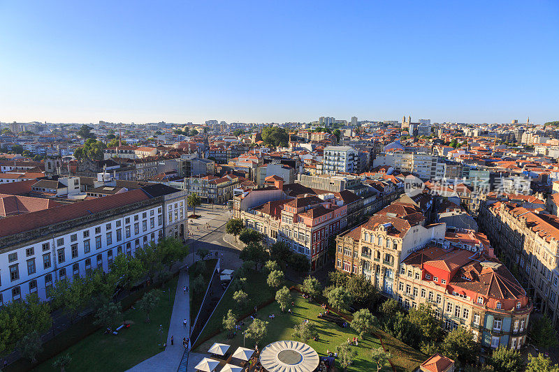 美丽的波尔图天际线-屋顶和城市中心，葡萄牙