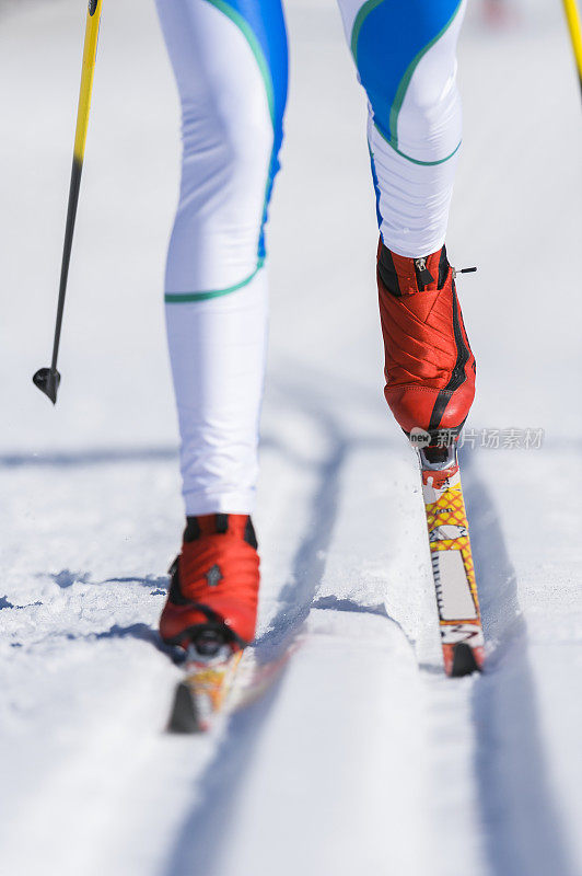 在经典技术女子越野滑雪跑的特写图像