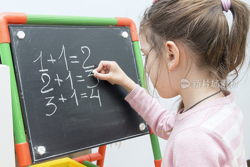 棋盘上的女孩在解数学题。训练孩子。