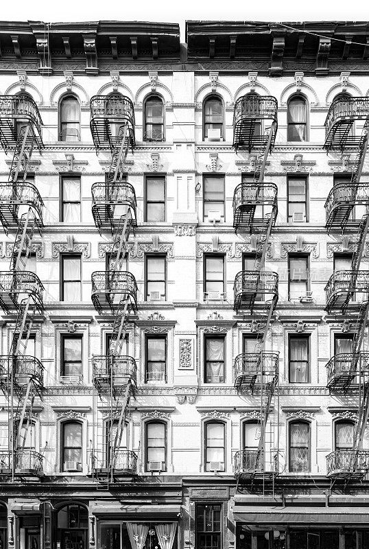 纽约市黑白相间的老式公寓大楼