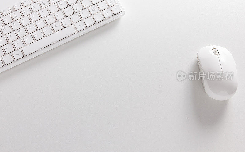 空的工作空间与白色键盘和鼠标在白色的桌子上
