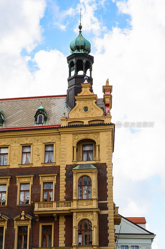 捷克共和国布拉格老城广场上的建筑。布拉格是捷克共和国的首都，一个受欢迎的旅游目的地。