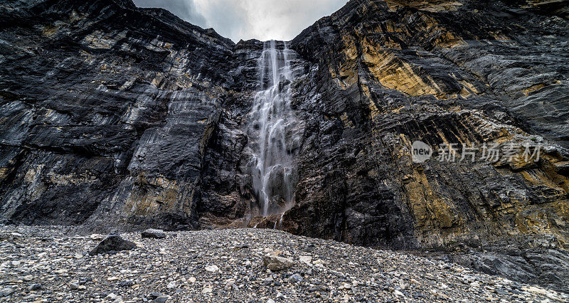 加拿大落基山脉的瀑布。不列颠哥伦比亚省库特内国家公园