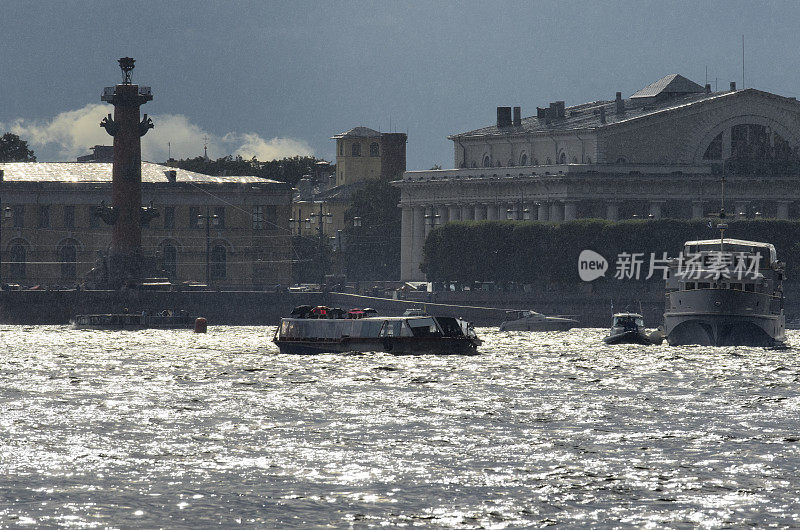 河上的有轨电车，游客在雨中撑着伞